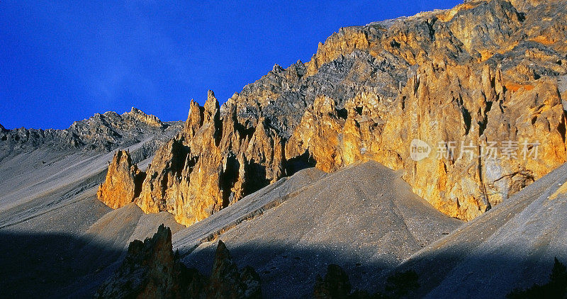 法国阿尔卑斯山，普罗旺斯的阿尔卑斯山脉在戏剧性的光拍摄的电影