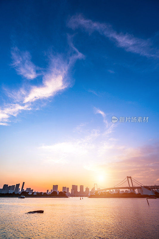 日本东京，虹桥横跨海湾