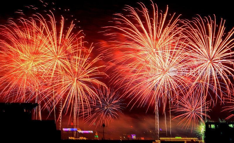 夜空焰火表演，庆祝新年的到来