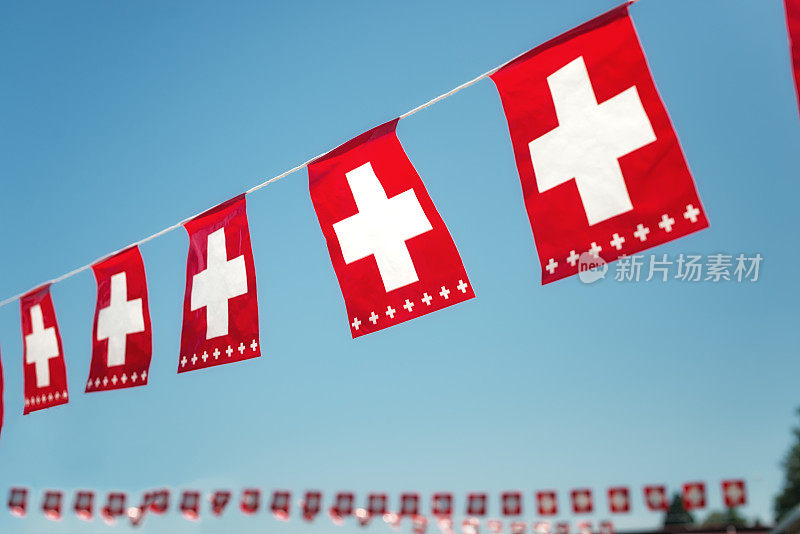 瑞士国旗悬挂在8月1日的国家假日