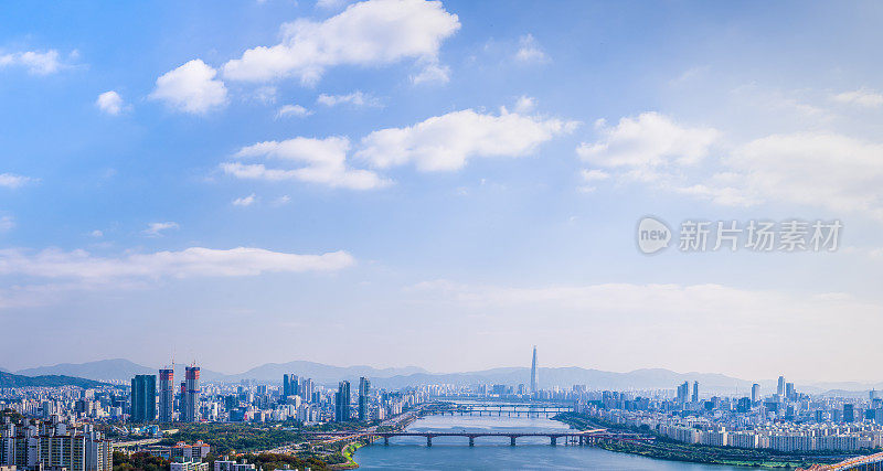 首尔摩天大楼上空的天空白云，韩国全景