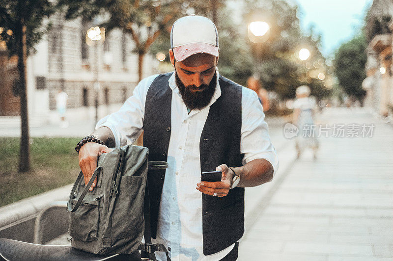 年轻人叫出租车或优步。贝尔格莱德,塞尔维亚