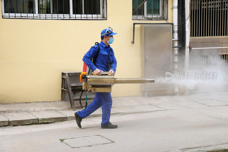 一个男人在公共场合用王朝消毒剂消毒