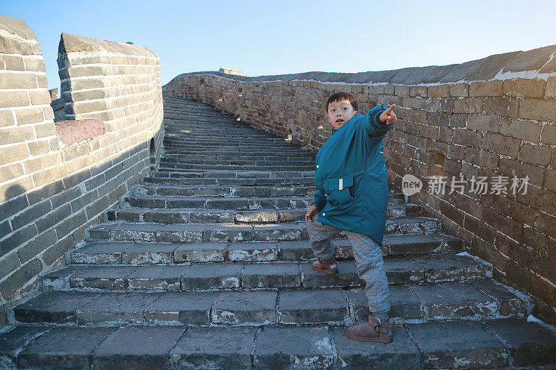 男孩在长城上徒步旅行