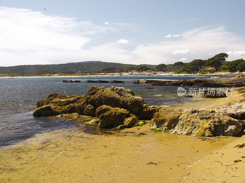 圣特罗佩瓦尔普罗旺斯海岸南部法国-世界著名的旅游胜地和度假胜地在一个温暖阳光明媚的夏日。大溪地海滩广场。