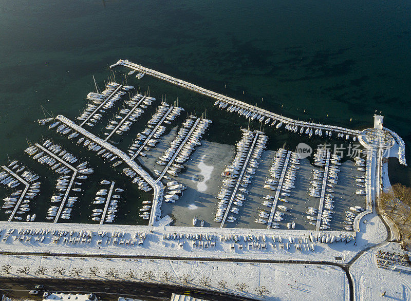 雪后的日内瓦湖畔美景