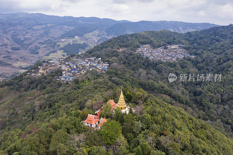 鸟瞰图偏远的傣族村庄在西双版纳，云南-中国