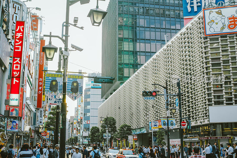 市中心新桥购物区拥挤的街道上挤满了忙碌的通勤者