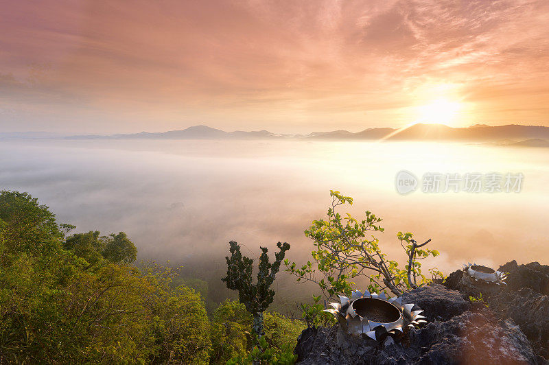 全景式的自然景观，北面的山景有日出和薄雾