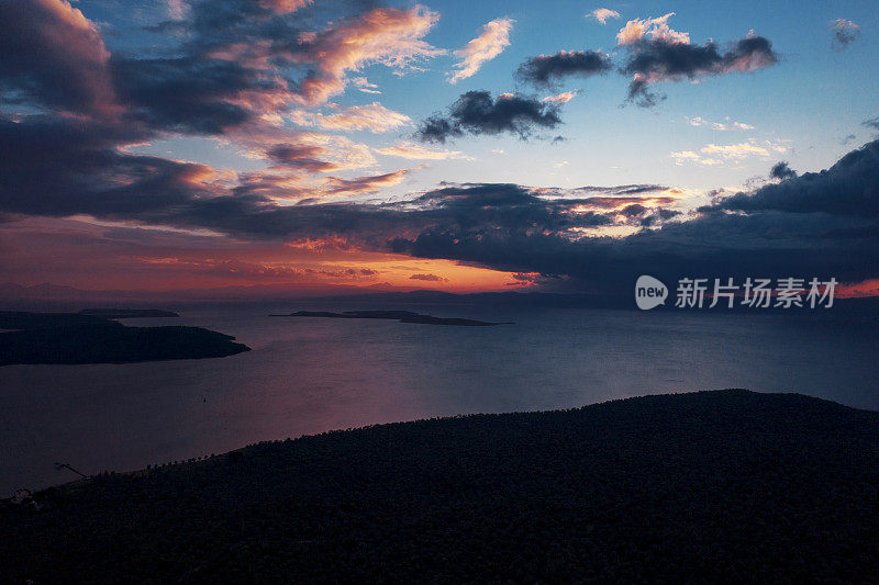 岛上的空中日落