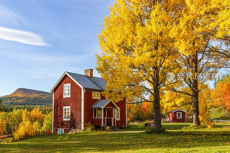 山间风景中带有秋天色彩的花园小屋
