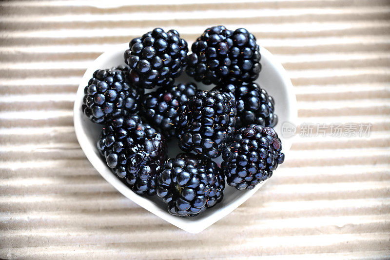 浆果:蓝莓，黑莓在白纸背景上