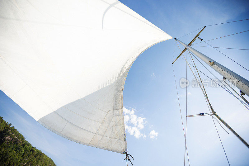 乘帆航行的帆船:暑假在海上