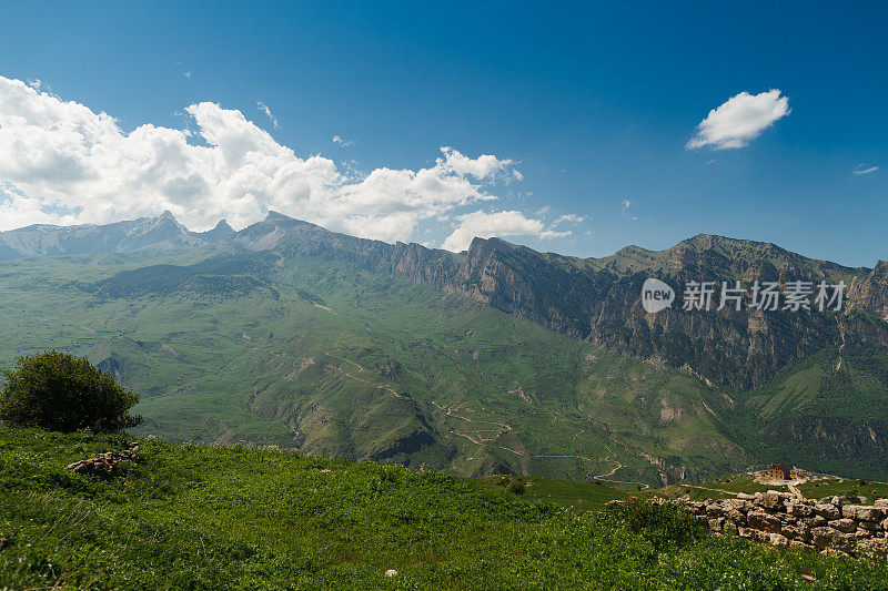 在夏日阳光明媚的日子里欣赏美丽的山峦