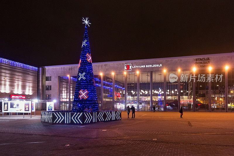 冬季的夜景，里加中央火车站附近挂着拉脱维亚民族装饰的圣诞树。