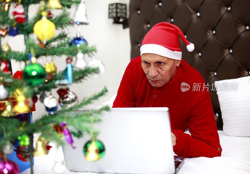 老人在网上为圣诞节购物
