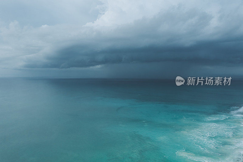 巴厘岛-蓝绿色的海洋，和大雨云的背景