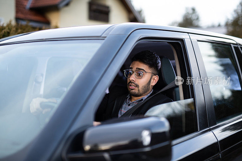 中东男子遭遇车祸。