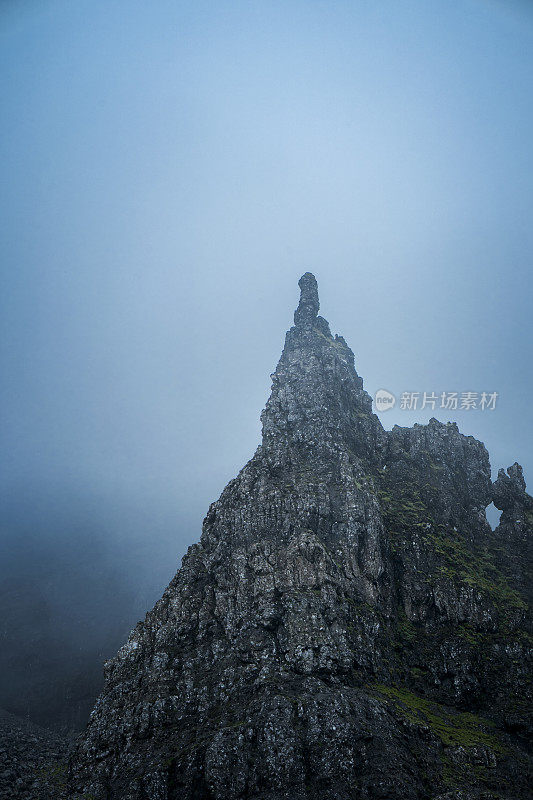 一个多云的雨天，斯凯岛，苏格兰，英国，欧洲著名的徒步旅行路线，斯托尔老人的岩石顶峰的特写