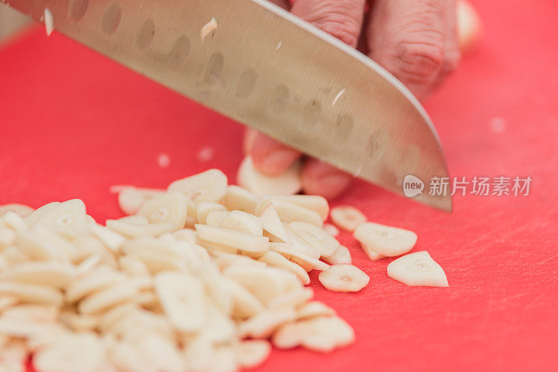 大蒜切在砧板上，特写