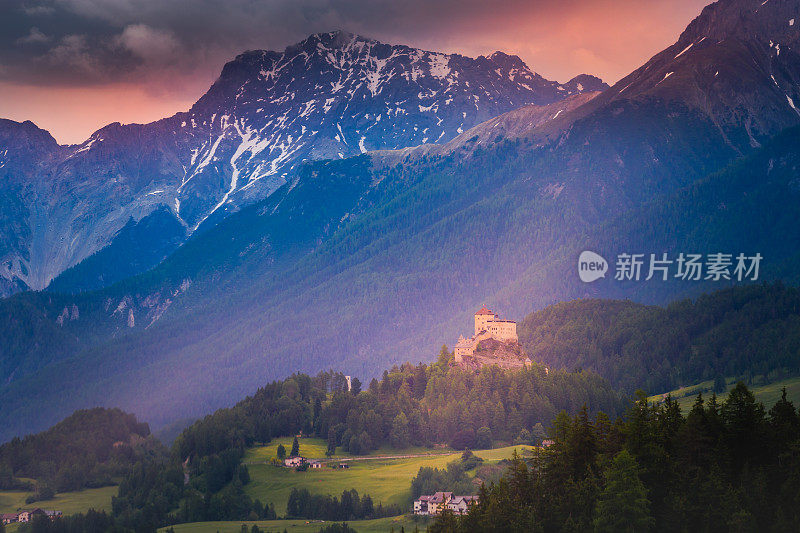 宏伟的高山景观-田园诗般的Tarasp村庄之间的山，恩加丁-瑞士