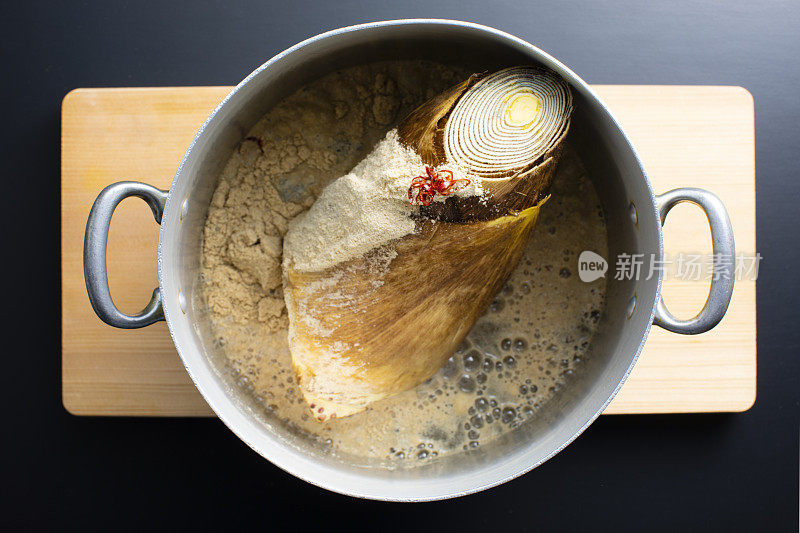 日式家常菜，竹笋饭(米饭煮熟)。在日语中，它叫竹野果。