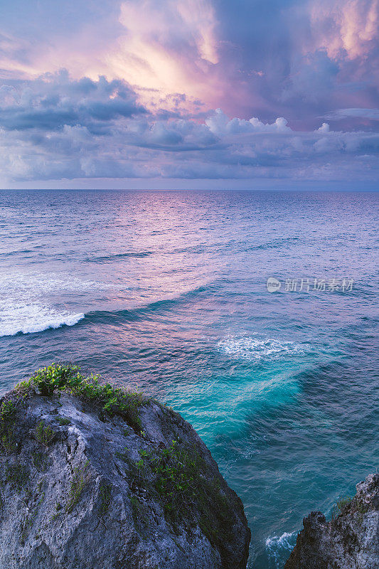 巴厘岛，印度洋上空戏剧性的多云天空。