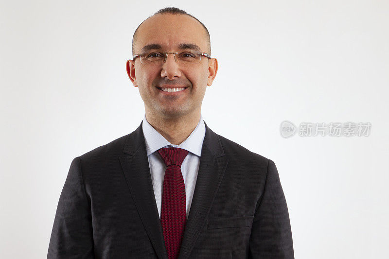 自信的商人摆姿势