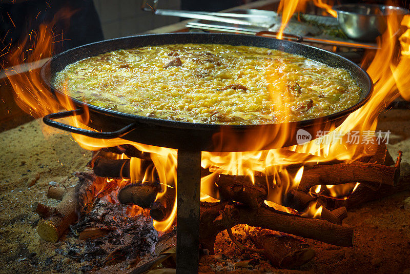 巴伦西亚的海鲜饭真正的食谱在火上准备
