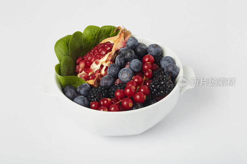 健康的水果和蔬菜在一个碗里
