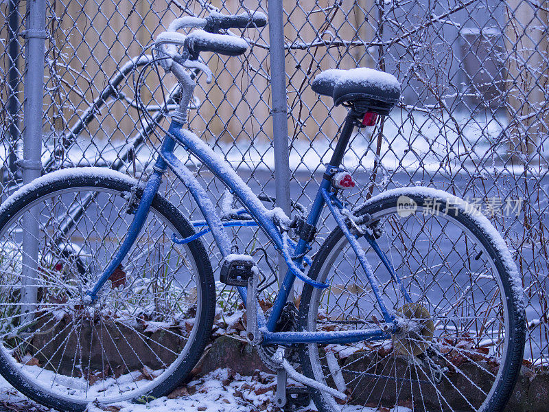 白雪覆盖的自行车