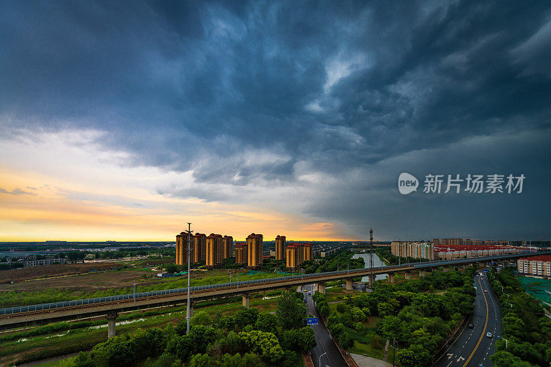 以暴风云为背景