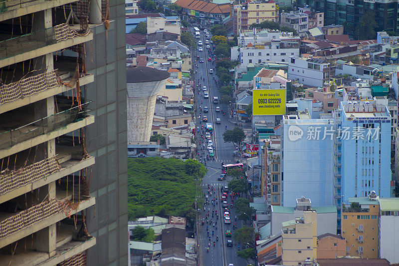 胡志明一个繁忙的小镇发生了交通堵塞，高角度长镜头