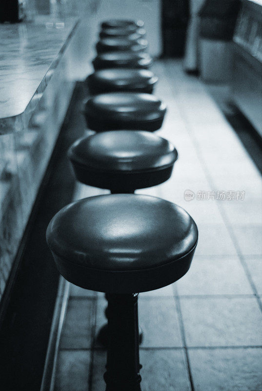 餐厅的凳子排成一排