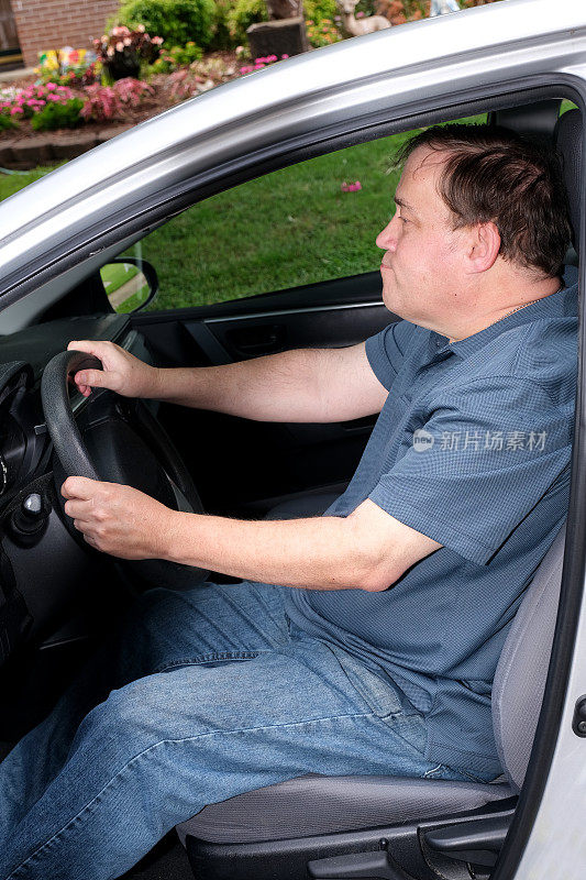 一个自闭症男子驾驶着汽车，是的，他能开车