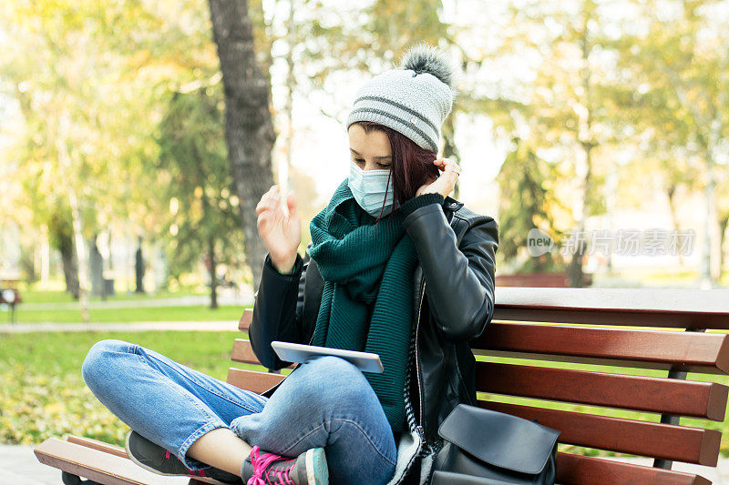 在户外戴防护面罩的妇女。库存图片