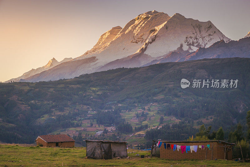 科迪勒拉布兰卡山谷村庄和在日出的华斯卡兰山丘-安第斯附近的瓦拉兹，秘鲁