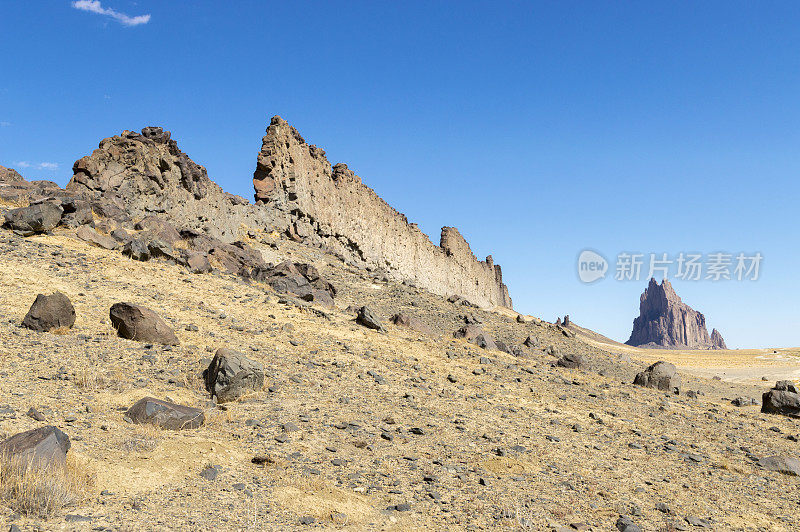 船和火山墙在一个美丽的超凡脱俗的干旱景观