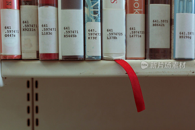 书架上的书靠近红色书签