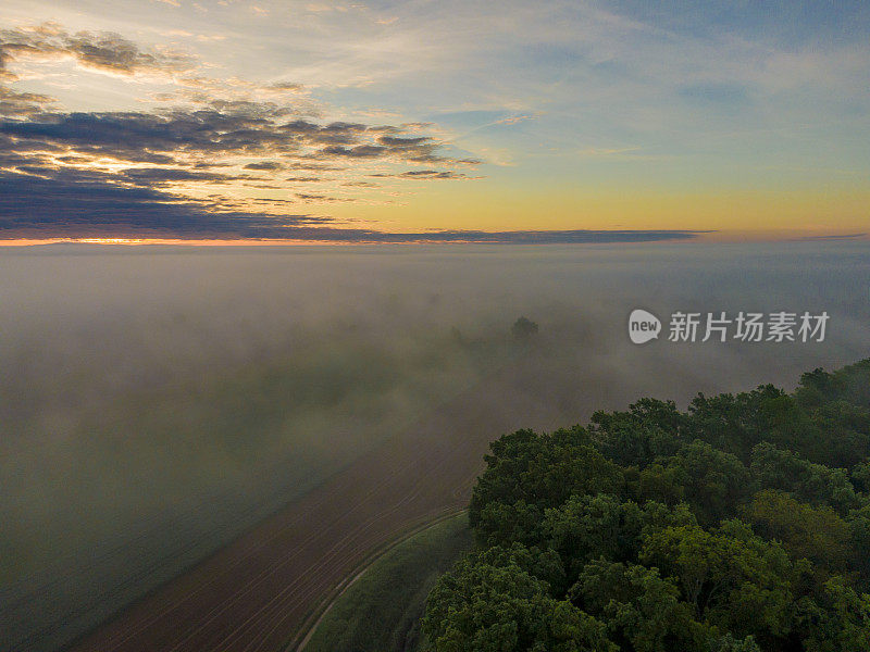 鸟瞰图的农村景观在雾蒙蒙的日出