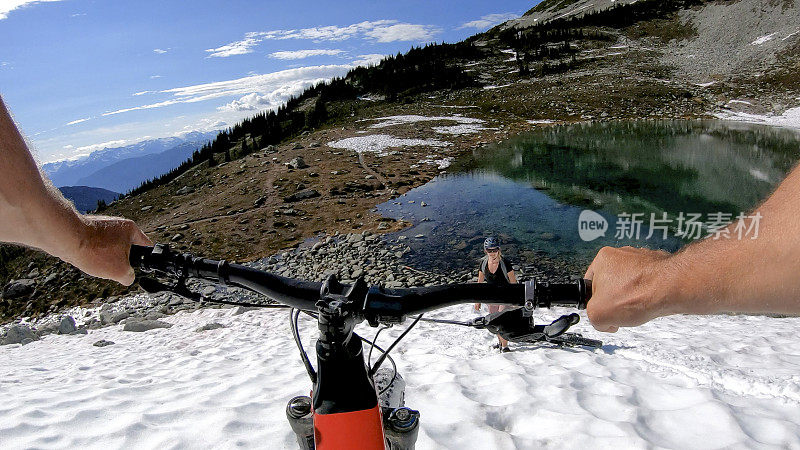 山地电动自行车从雪山斜坡上骑下来