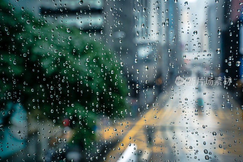 雨滴落在窗玻璃上，暴雨天。