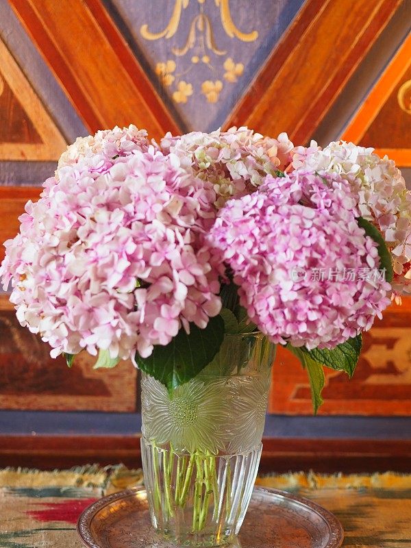 绣球花在传统的花瓶里