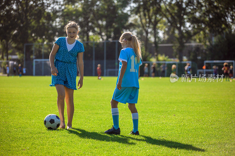 年轻的荷兰女学生在玩足球