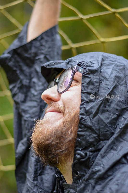 透过足球场上的球网观看暴风雨