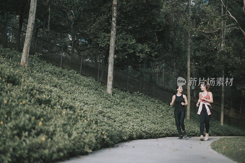 周末晚上在公园里跑步的亚洲华人女性