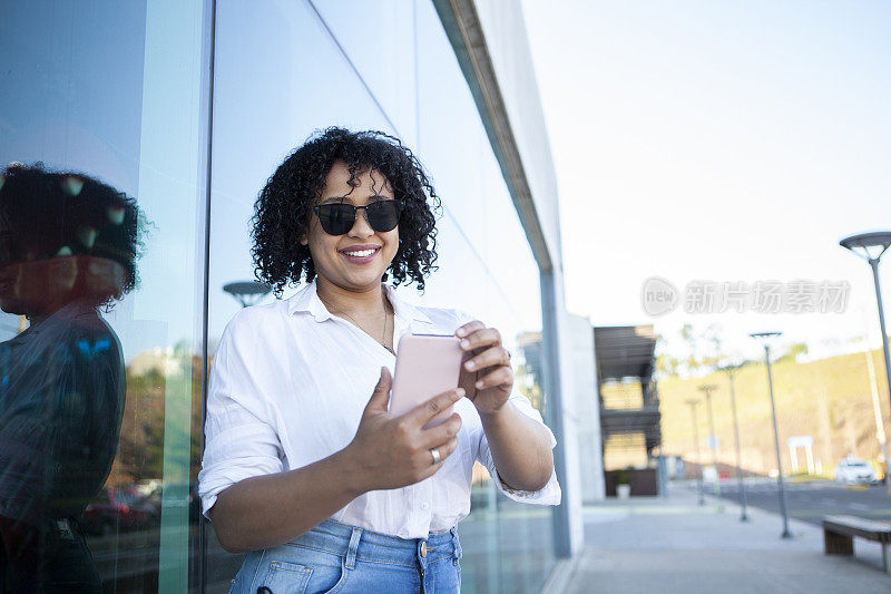 一名黑人妇女在等服务车