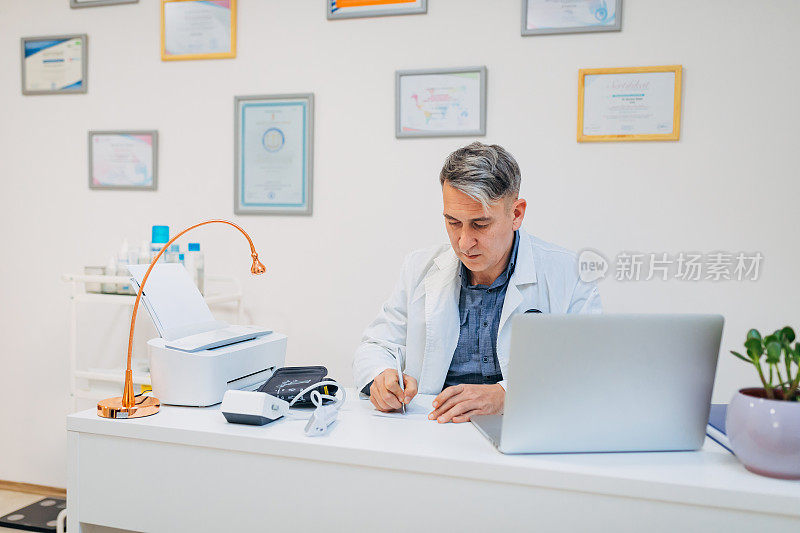 在他的办公室里，一个中年医生正在和他的病人开网络会议