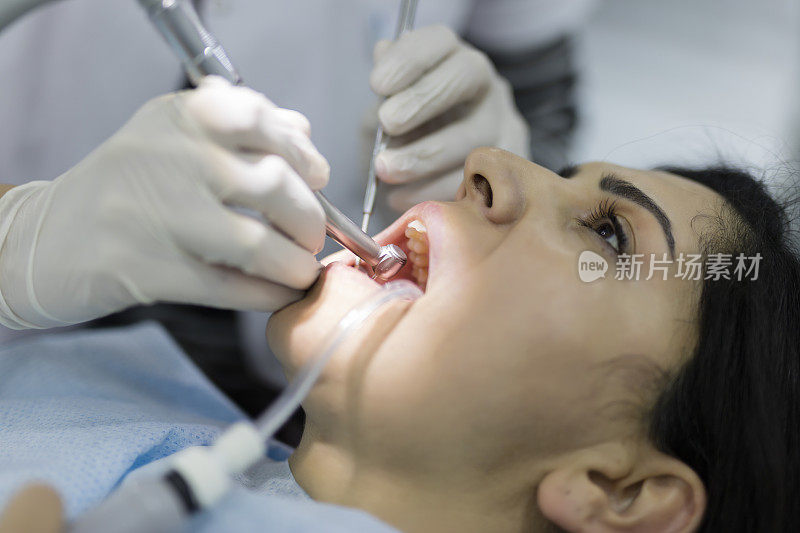 在牙科诊所接受牙科治疗的女性病人