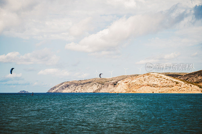 在罗德岛的Prasonisi风筝海滩上冲浪的风筝冲浪手